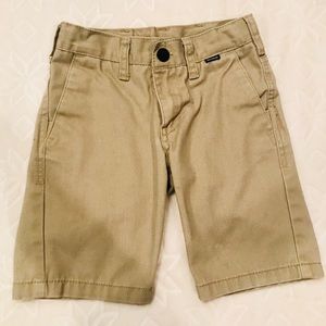 Hurley size 6 boys flat front khaki shorts